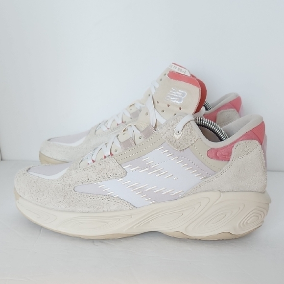 New Balance Unisex Sneakers in Beige and Coral - Picture 4 of 9